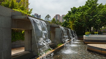 在訪客進入濕地公園前，入口廣場先以瀑布的淙淙水聲為訪客洗塵滌慮，以示歡迎，並誘導訪客心境從鬧市塵囂轉向大自然。